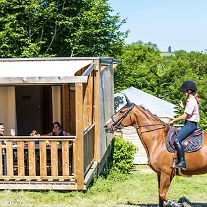 https://domaine-de-combelles-vacances.midi-pyreneeshotels.com